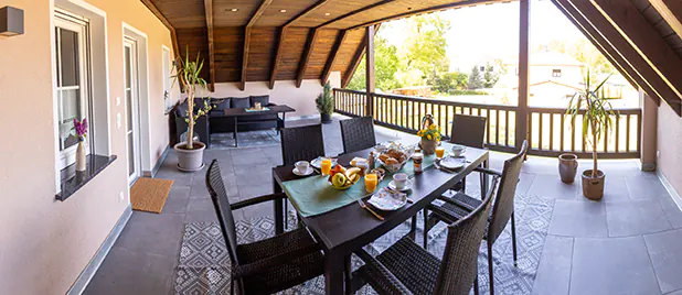 Frühstücken auf der 32 m² großen Loggia